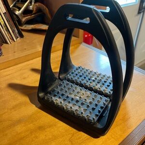 Black lightweight stirrup irons in good condition